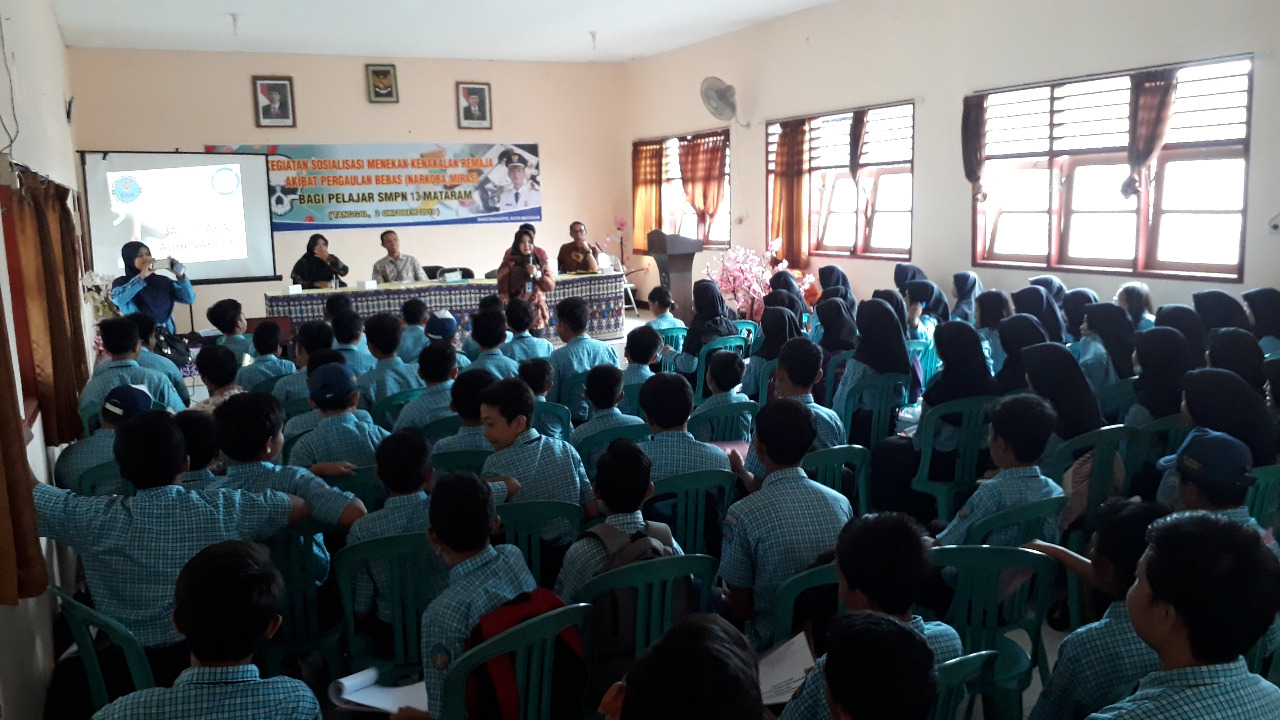 Bakesbangpol Kota Mataram menggandeng BNN Kota Mataram mensosialisasikan Bahaya Penyalahgunaan Narkoba kepada siswa/i SMPN 13 Mataram
