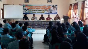 Bakesbangpol Kota Mataram menggandeng BNN Kota Mataram mensosialisasikan Bahaya Penyalahgunaan Narkoba kepada siswa/i SMPN 13 Mataram