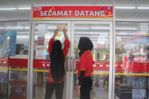 Diseminasi Informasi P4GN melalui Media Luar Ruangan (Penempelan Stickers)
