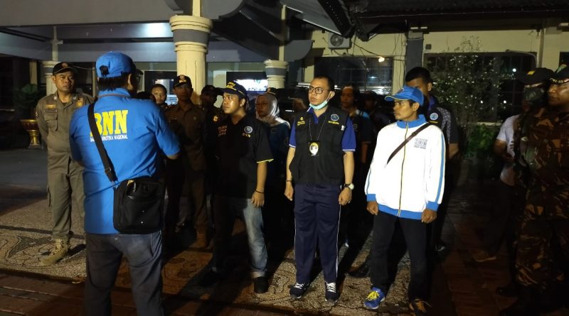 Belasan Oknum Warga Sipil Terjaring Rajia Gabungan di Tempat Hiburan Belasan Oknum Warga Sipil Terjaring Rajia Gabungan di Tempat Hiburan