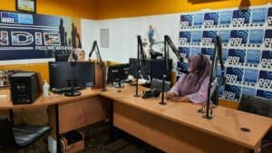 Talkshow melalui radio lokal Talkshow melalui radio lokal